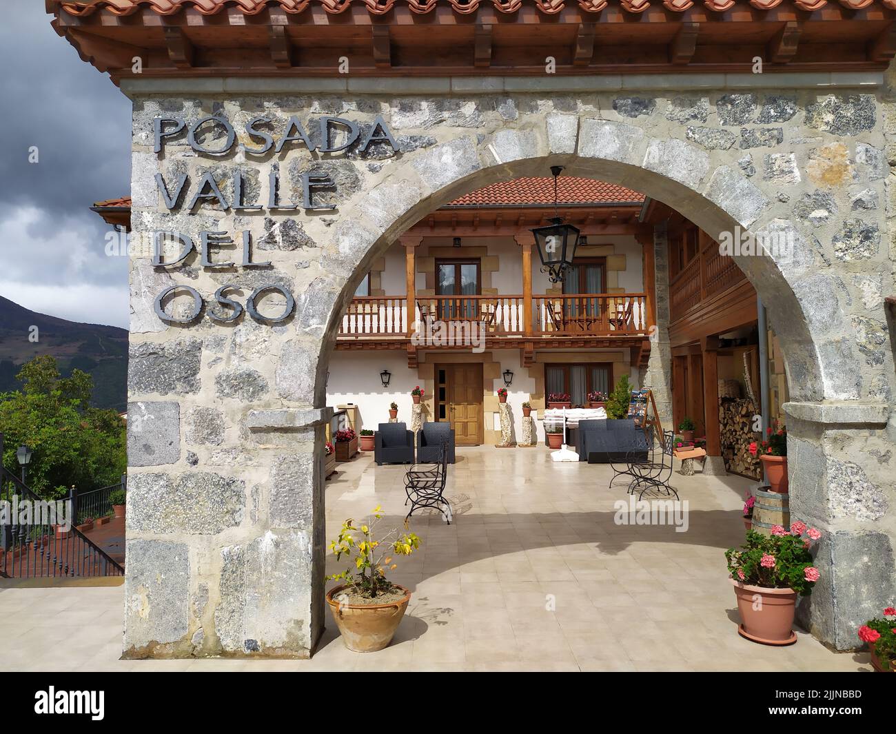 Ein Bogeneingang eines wunderschönen Berghotels namens Posada Valle del Oso Stockfoto