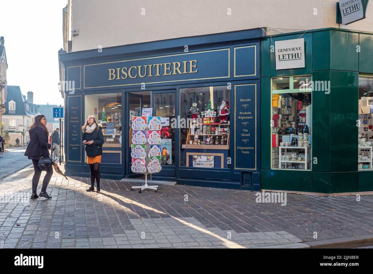 Blick auf die Fassade eines Biscuiterie (französisches Gebäck-Geschäft) mit Logo und Beschilderung Stockfoto