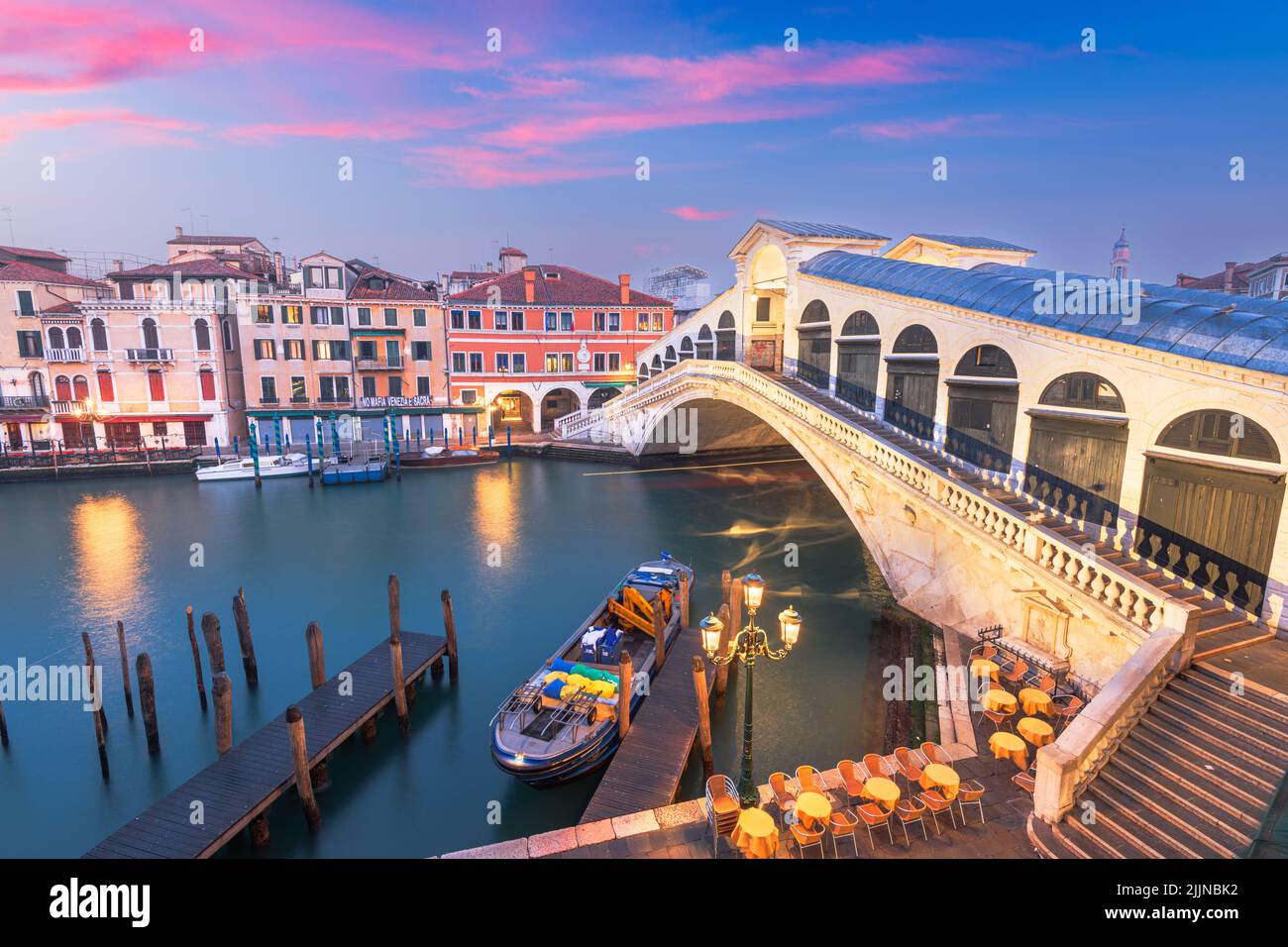 Venedig, Italien an der Rialtobrücke über den Canale Grande in der Dämmerung. (Sign reading in Italish 'No Mafia Venezia e Sacra' übersetzt in Englisch zu 'Nein Stockfoto