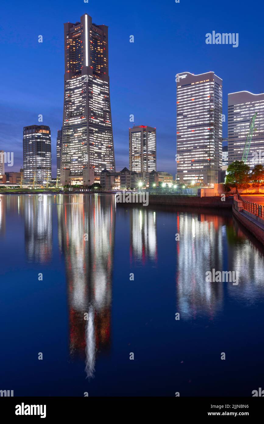 Yokohama, Japan Moderne Hochhauslandschaft in Minato-mirai bei Nacht. Stockfoto