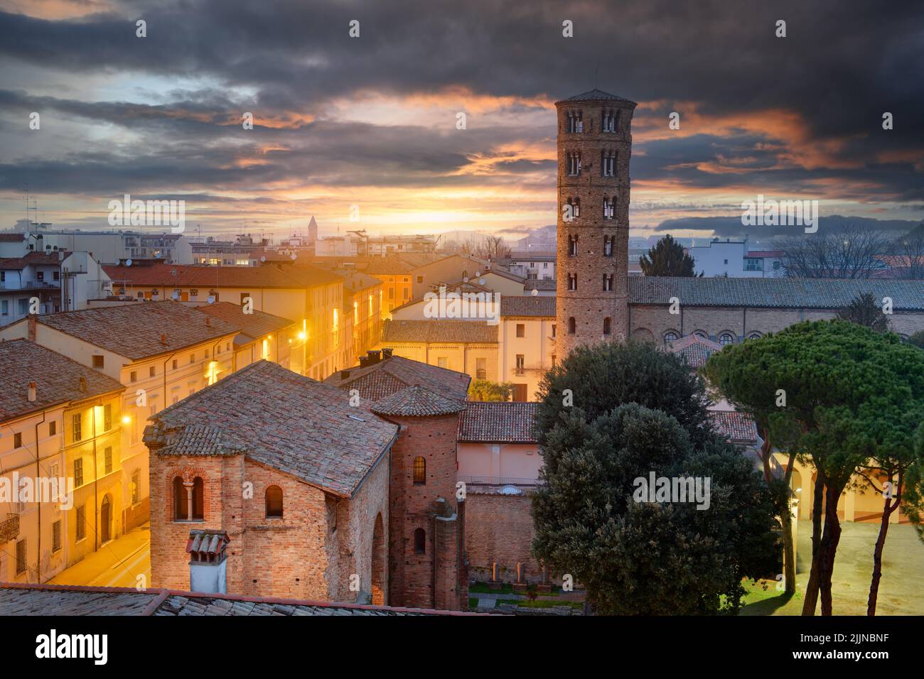 Ravenna, Italien Alte historische Skyline mit der Basilika Sant'Apollinare Nuovo Glockenturm. Stockfoto