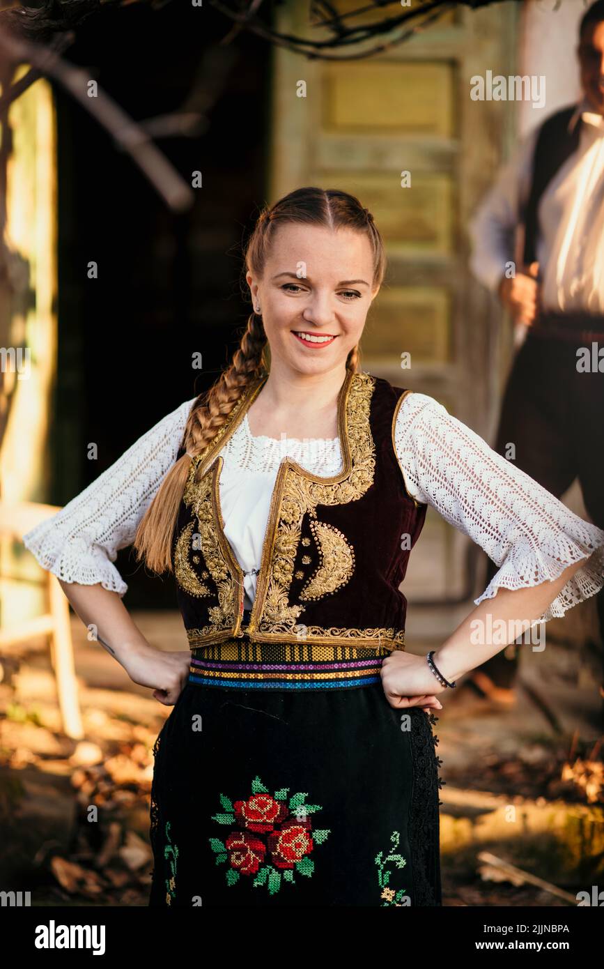 Eine Nahaufnahme eines Mädchens aus goldenem Zopf in serbischer Tracht Stockfoto