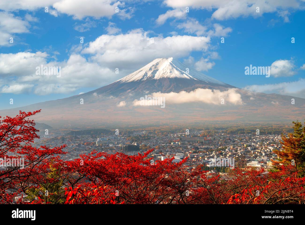 Fujiyoshida, Japan, mit Herbstlaub rund um den Mt. Fuji in der Herbstsaison. Stockfoto