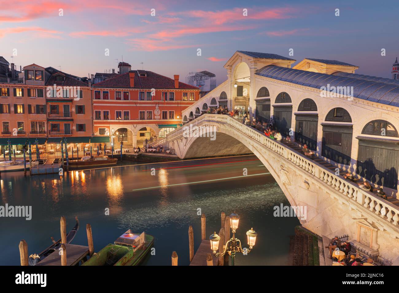 Venedig, Italien an der Rialtobrücke über den Canale Grande in der Dämmerung. (Sign reading in Italish 'No Mafia Venezia e Sacra' übersetzt in Englisch zu 'Nein Stockfoto