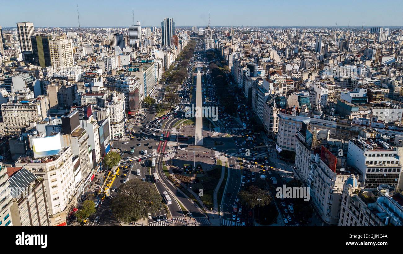 Luftaufnahme über die 9 de Julio Avenue vor Obelisco, Buenos Aires, Argentinien Stockfoto