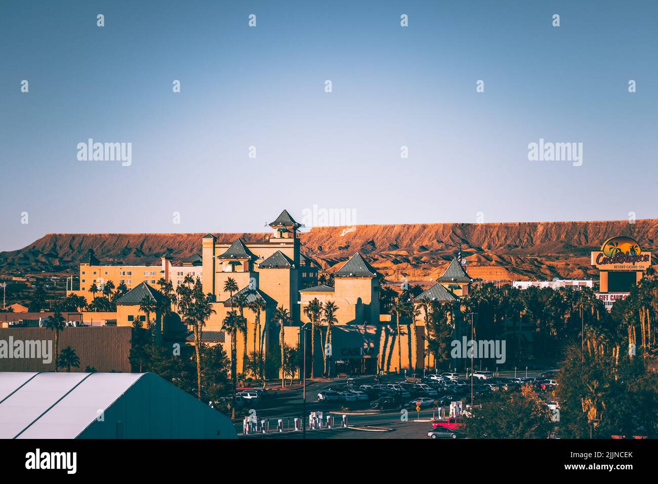 Eine schöne Aufnahme von Cascas Hotel Casino and Spa mit Palmen und Autos auf der Straße in Mesquite, USA Stockfoto