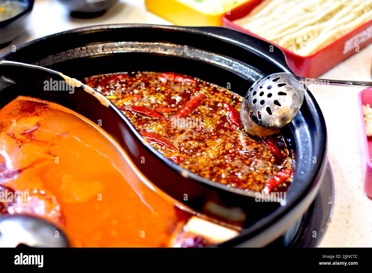 Das traditionelle asiatische Hot Pot Gericht in einem Restaurant Stockfoto