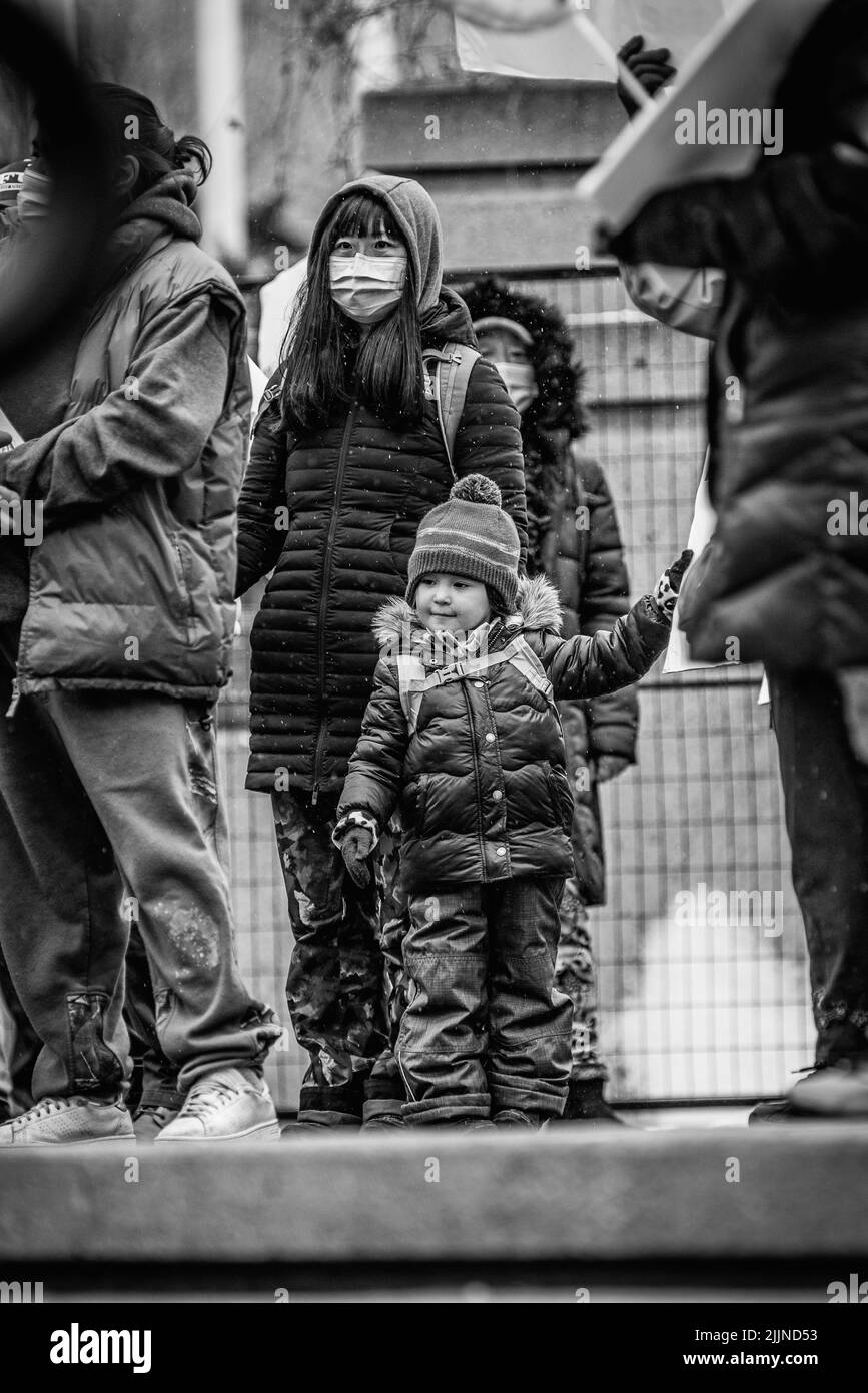 Eine asiatische Mutter und ihre Tochter nehmen an einem friedlichen Protest Teil Stockfoto