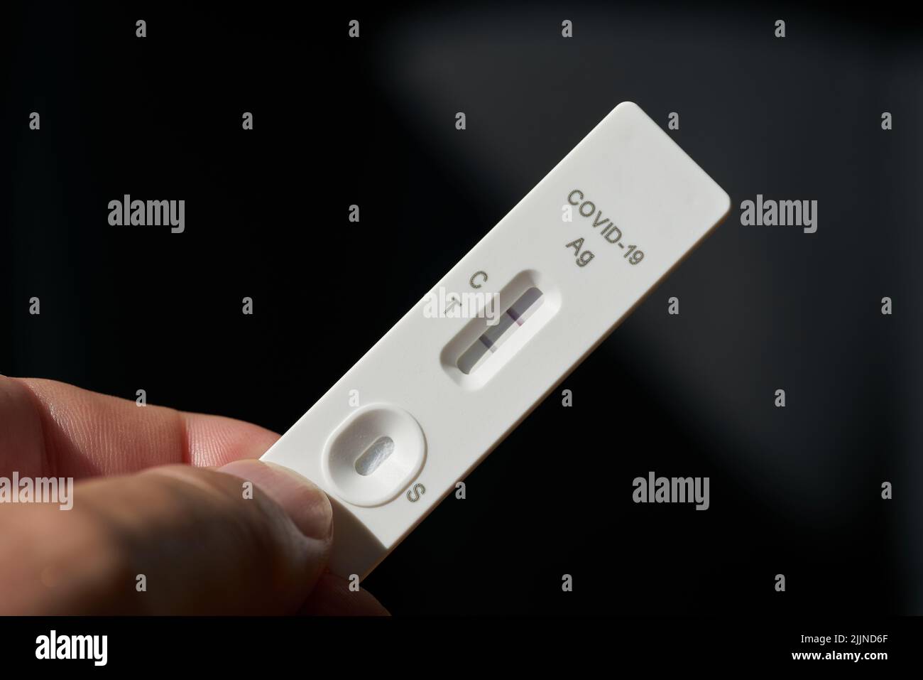 Eigenständiger Corona-Antigen-Schnelltest mit positivem Testergebnis Stockfoto