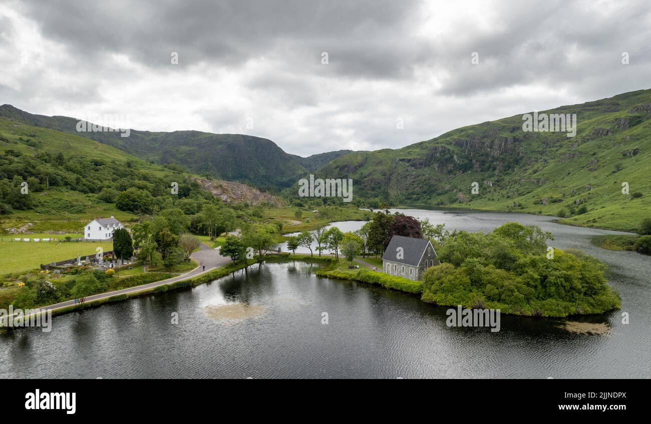 Luftdrohnenlandschaft der St. Finbarr Oratory Church, Gougane Barra, Cork West Ireland. Stockfoto