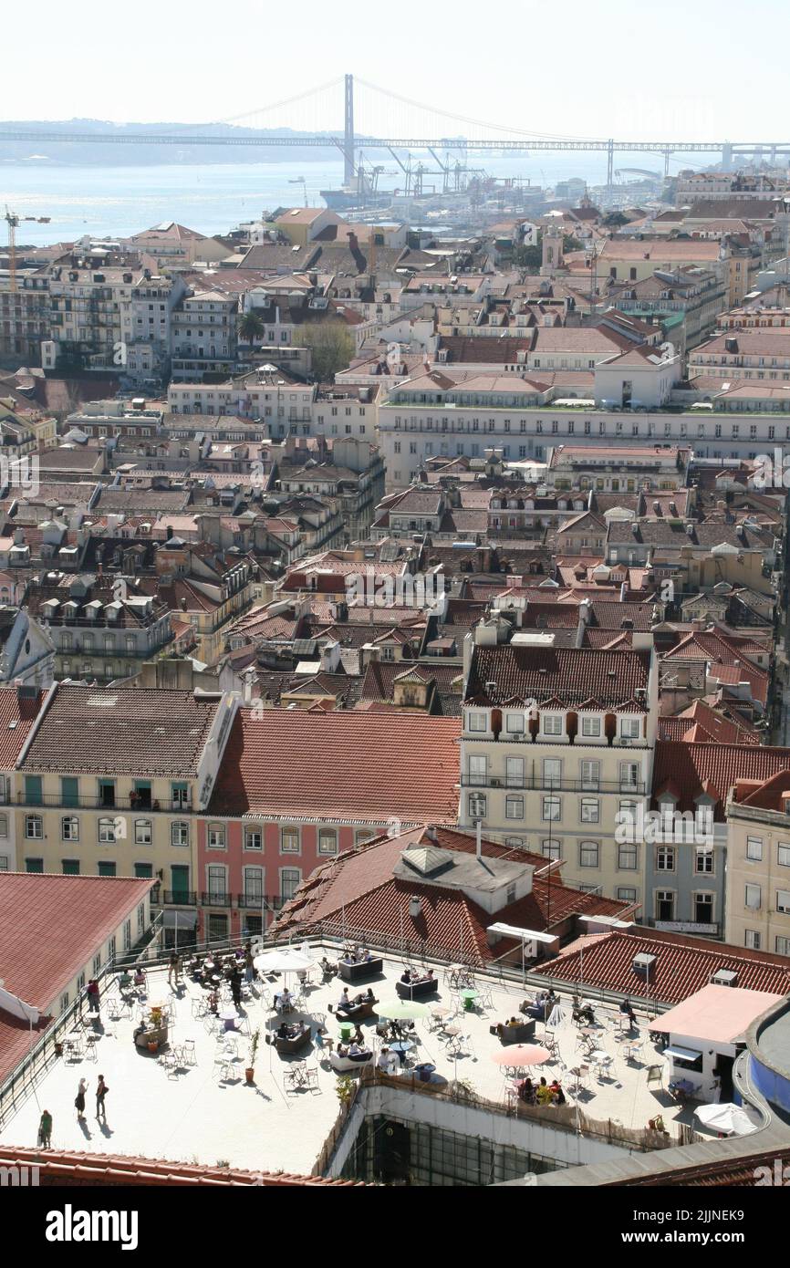 Eine vertikale Luftaufnahme von Gebäuden in der Stadt Lissabon, Portugal Stockfoto