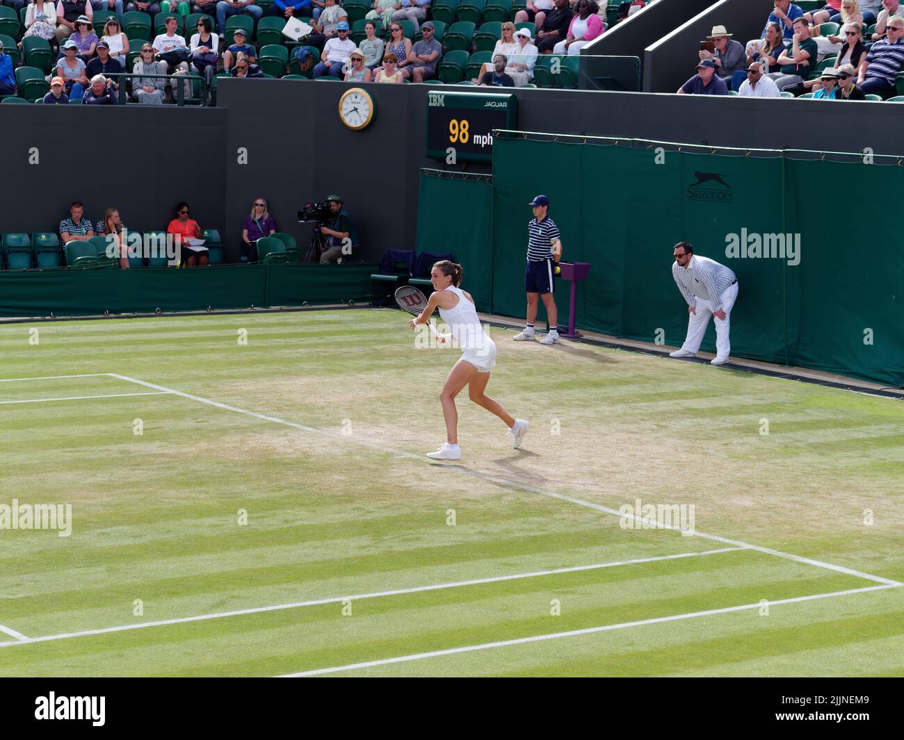Wimbledon, Greater London, England, Juli 02 2022: Wimbledon Tennis Championship. Die Kroatierin Petra Martic gegen Jessica Pegula, die aus dem Schuss ist. Stockfoto