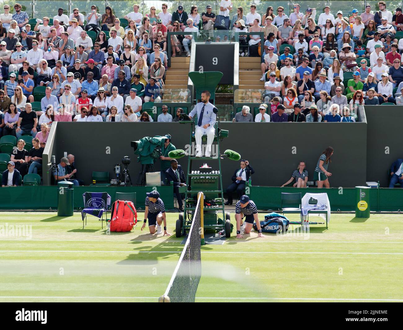 Wimbledon, Greater London, England, Juli 02 2022: Wimbledon Tennis Championship. Schiedsrichter, Zuschauer und Ballboys während eines Tennisspiels auf Platz drei Stockfoto