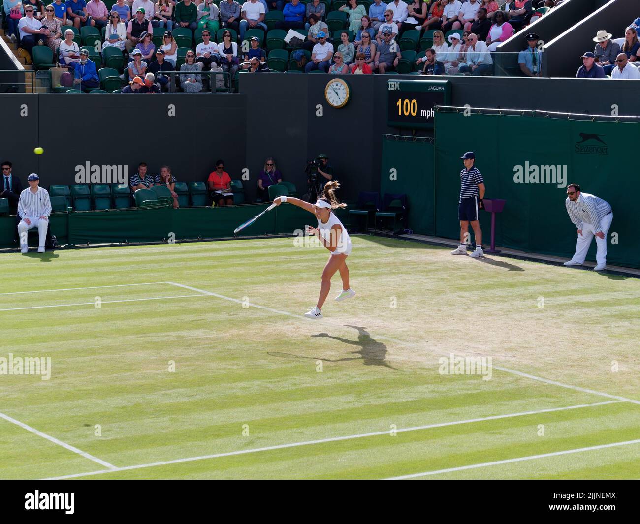 Wimbledon, Greater London, England, Juli 02 2022: Wimbledon Tennis Championship. Jessica Pegula serviert während eines Spiels. Stockfoto