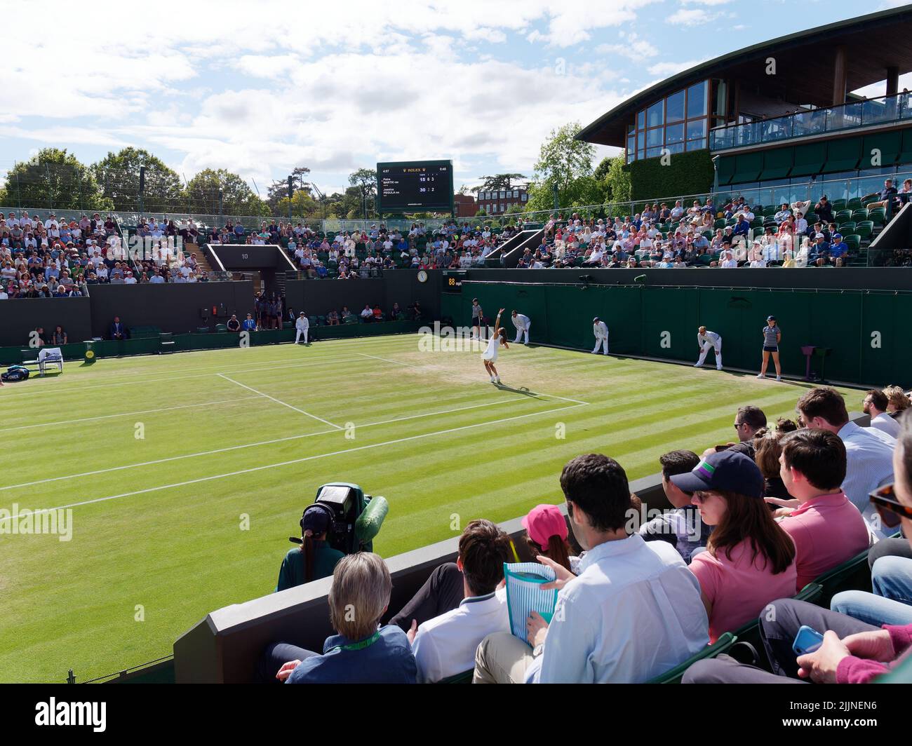 Wimbledon, Greater London, England, Juli 02 2022: Wimbledon Tennis Championship. Die Kroatierin Petra Martic gegen Jessica Pegula, die aus dem Schuss ist. Stockfoto