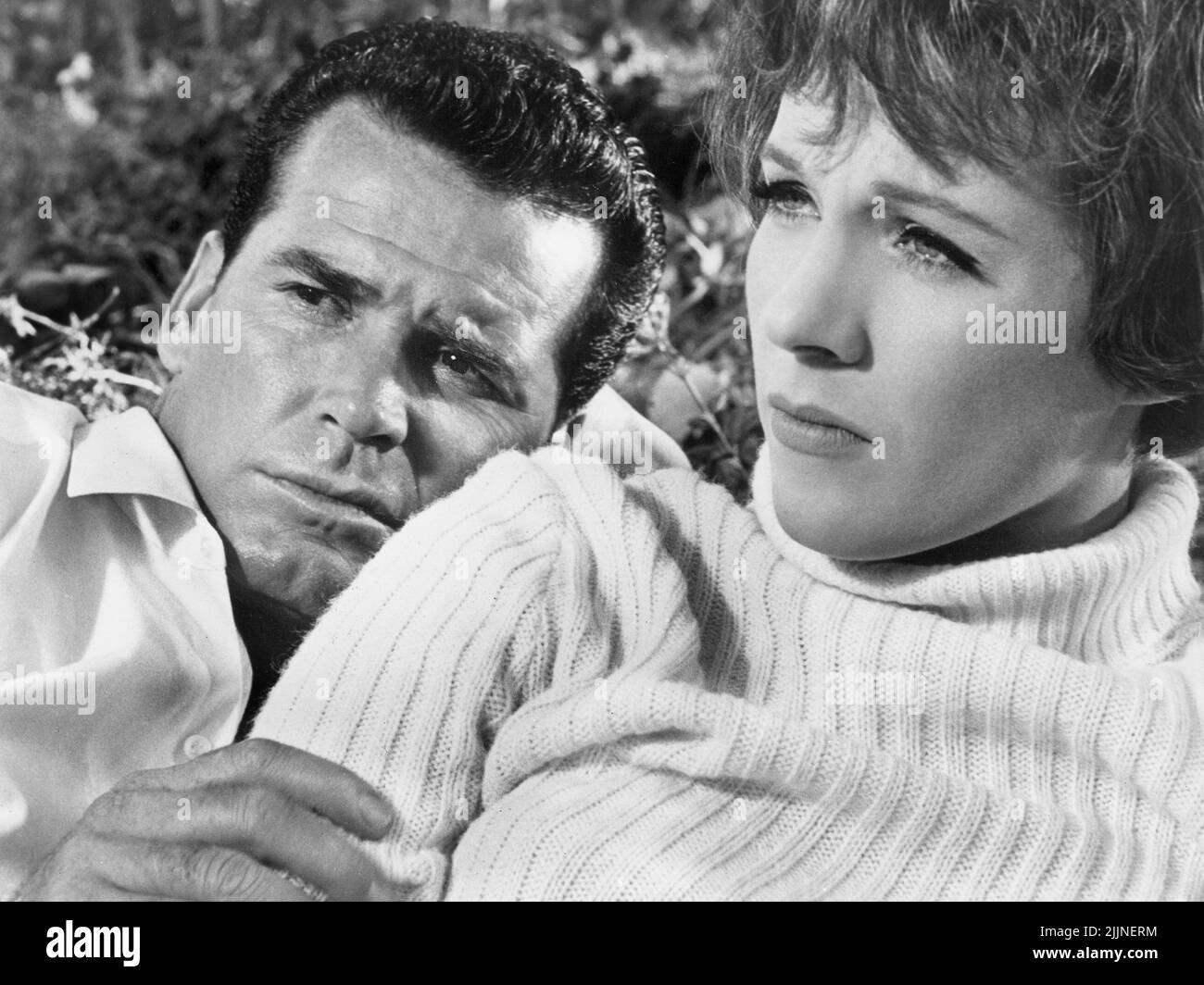 James Garner, Julie Andrews, am Set des Films „The Americanization of Emily“, MGM, 1964 Stockfoto