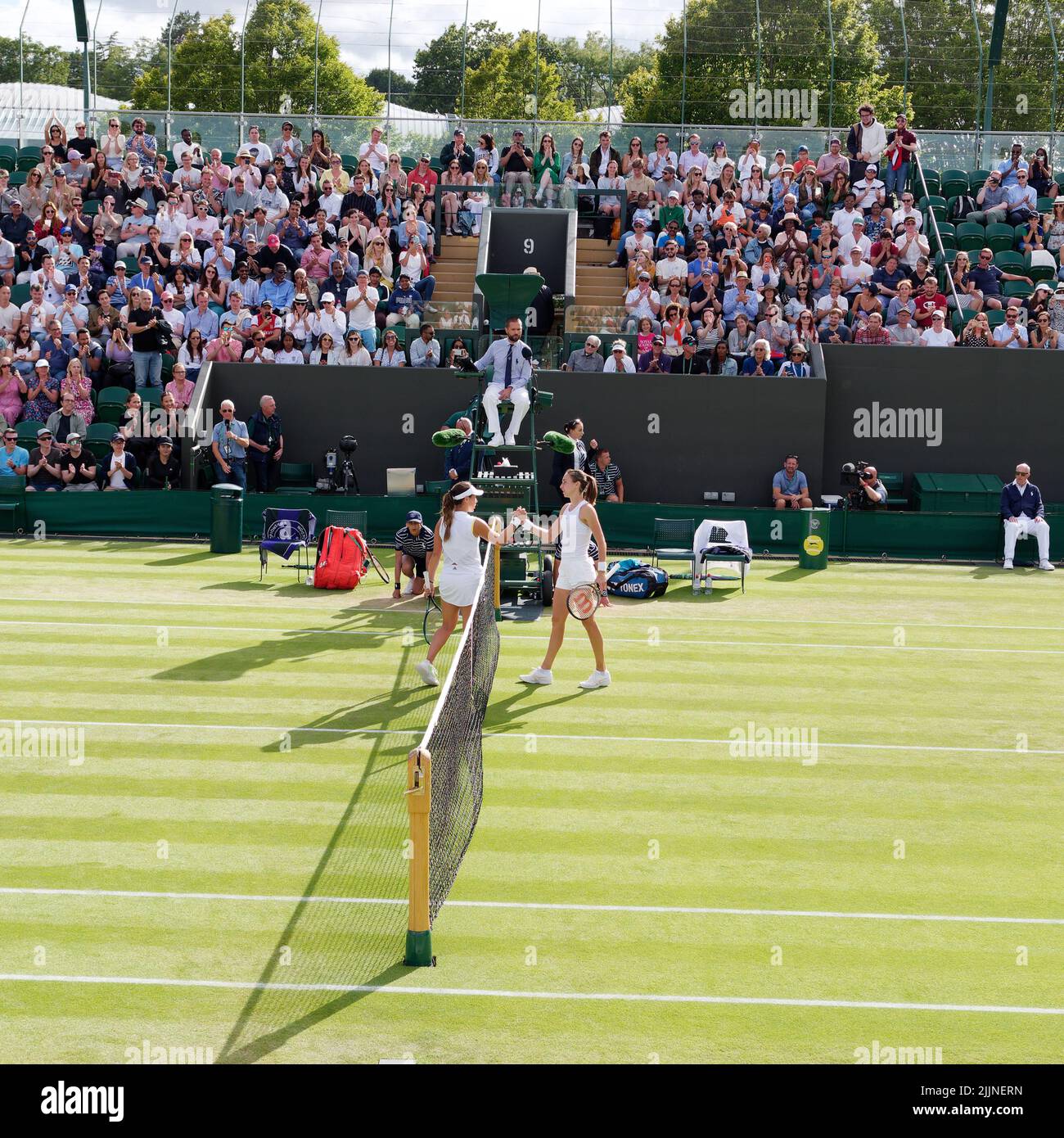 Juli 02 2022: Wimbledon Tennis Championship. Die Kroatierin Petra Martic und die Amerikanerin Jessica Pegula schütteln sich bei ihrem Spiel die Hände. Stockfoto