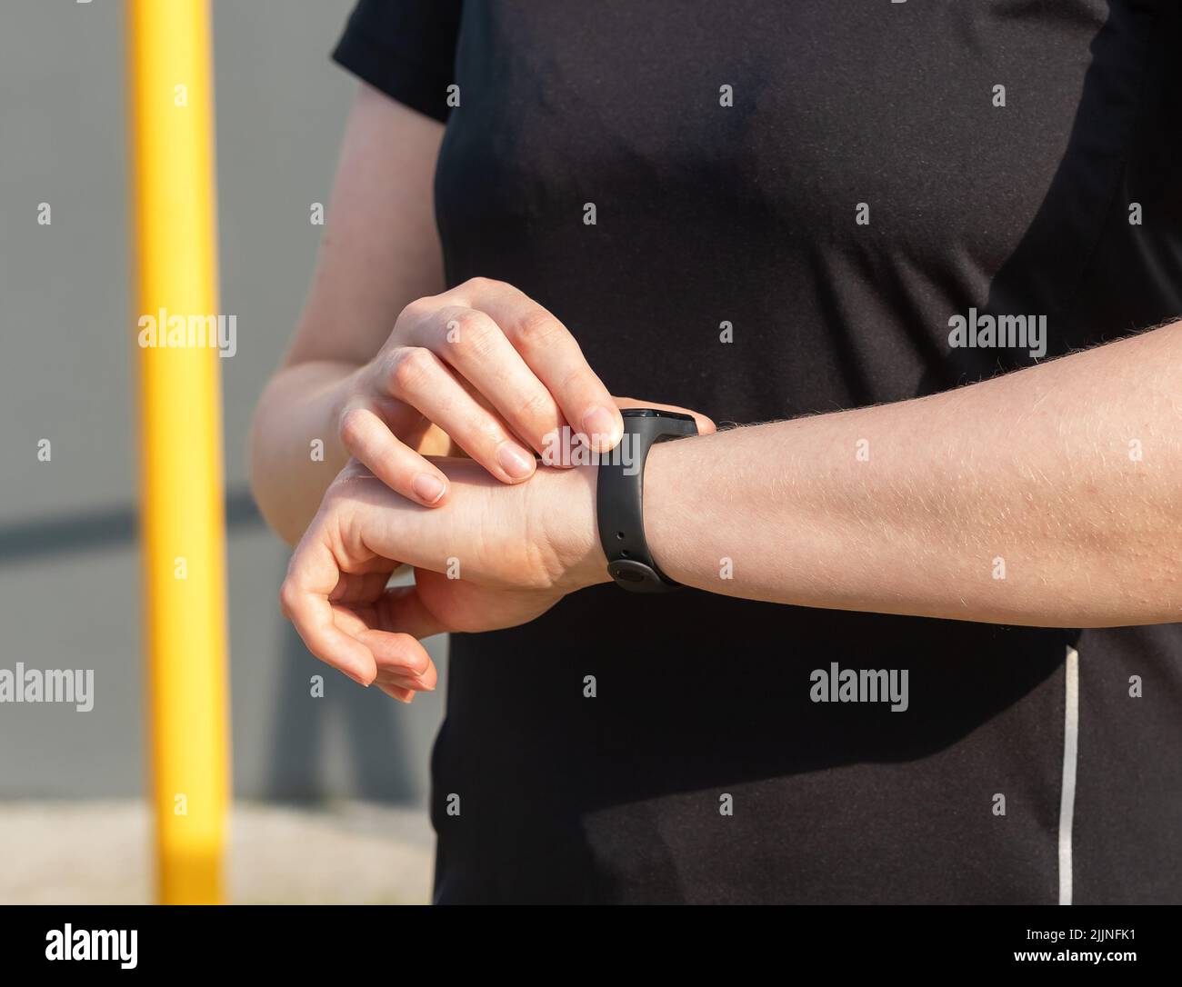 Sportler, der Fitness-Tracker während des Sporttrainings im Freien verwendet. Schrittanzahl, Herzfrequenz, Pulsüberwachung. Gesundes Lifestyle-Konzept. Hochwertige Fotos Stockfoto