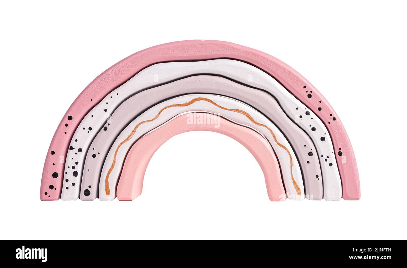 Pastellfarbener Regenbogen isoliert auf weißem Hintergrund. Kindheit, träumendes Konzept. Holzstapelspielzeug aus Arcs für Kinder. Hochwertige Fotos Stockfoto