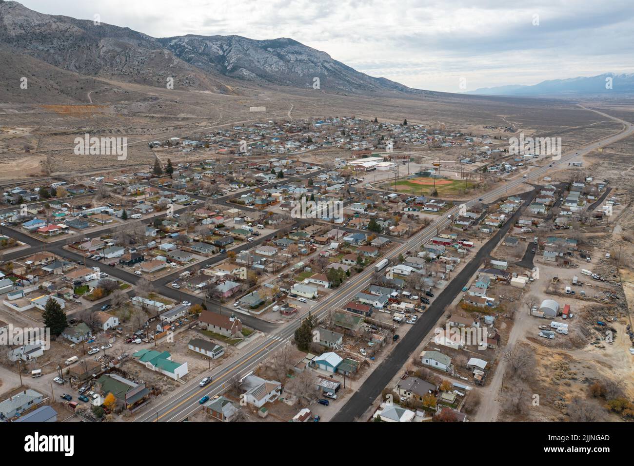 Eine Luftperspektive auf die ehemalige Bergbaugemeinde McGill in Nevadas White Pine County. Stockfoto
