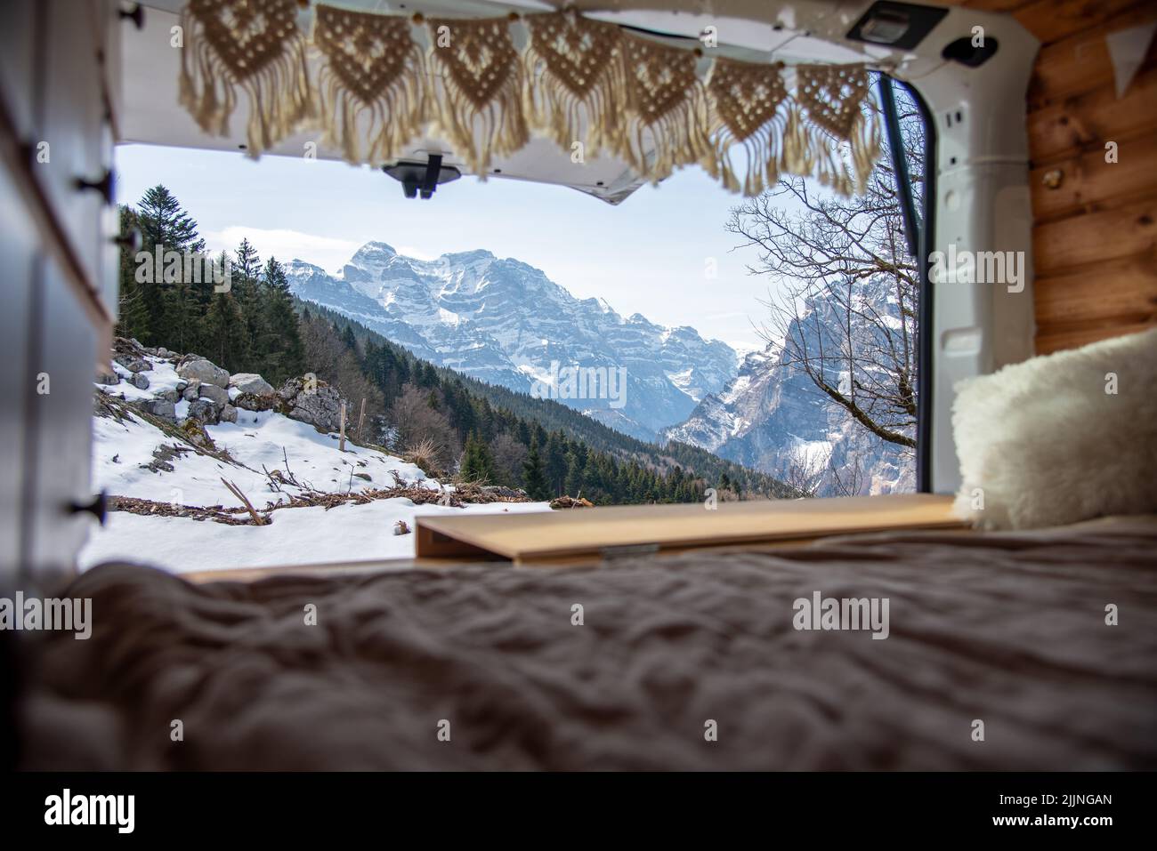 Ein Blick auf schneebedeckte Berge vom Rasthaus aus Stockfoto