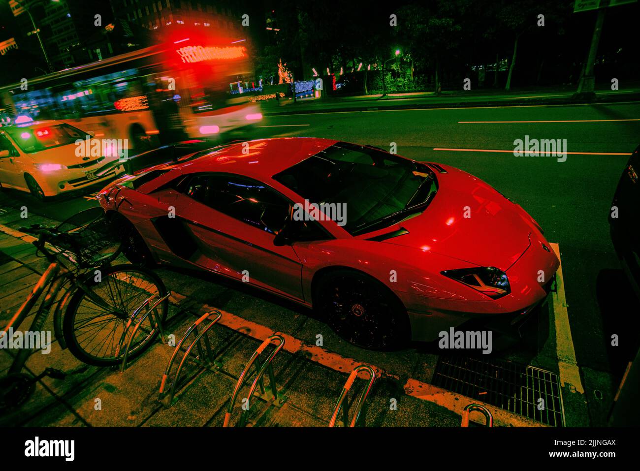 Vor einem Nachtclub steht ein roter Lamborghini Stockfoto