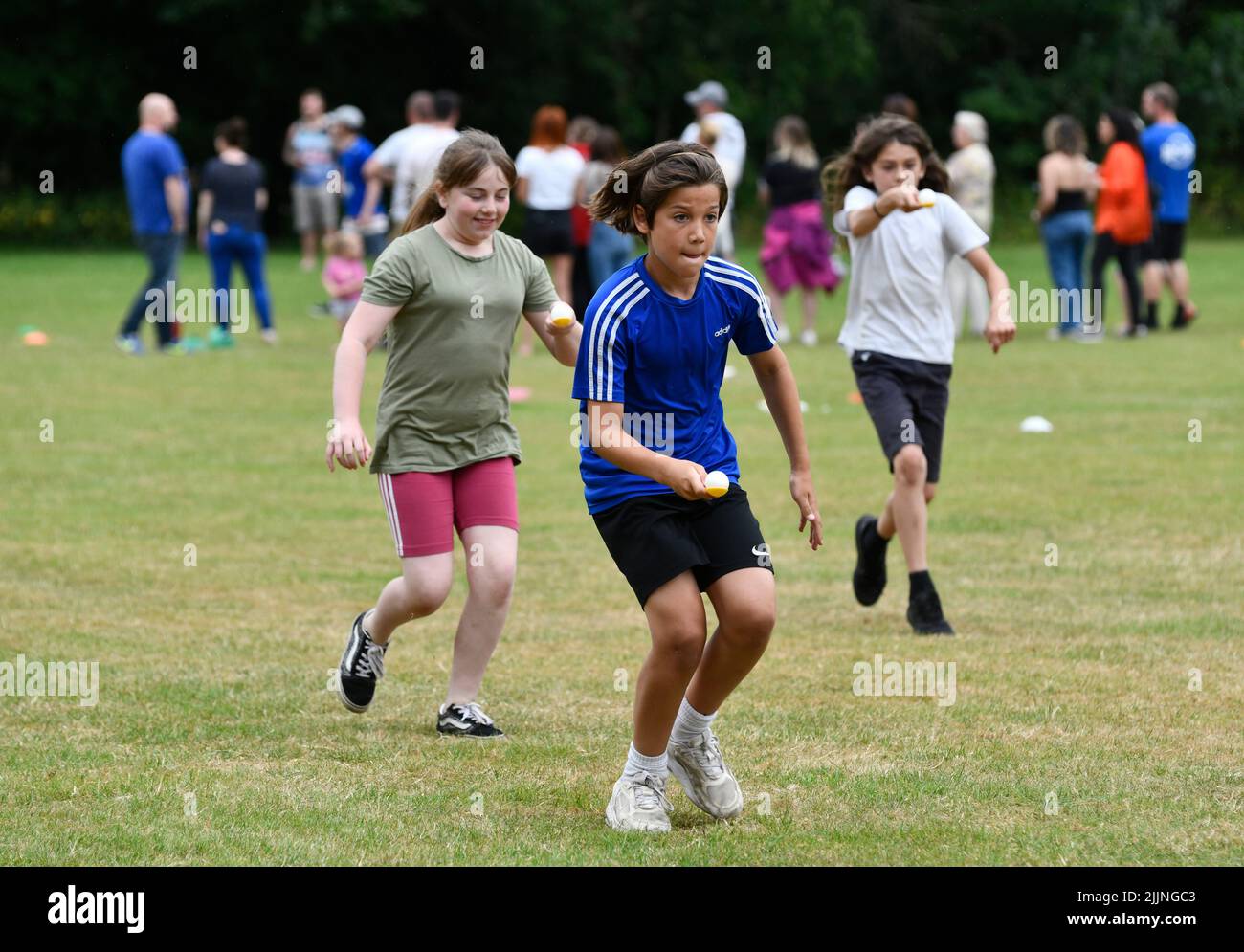 Großbritannien 2022 Schulsport Tag Jungen Ei und Löffel Rennen Stockfoto
