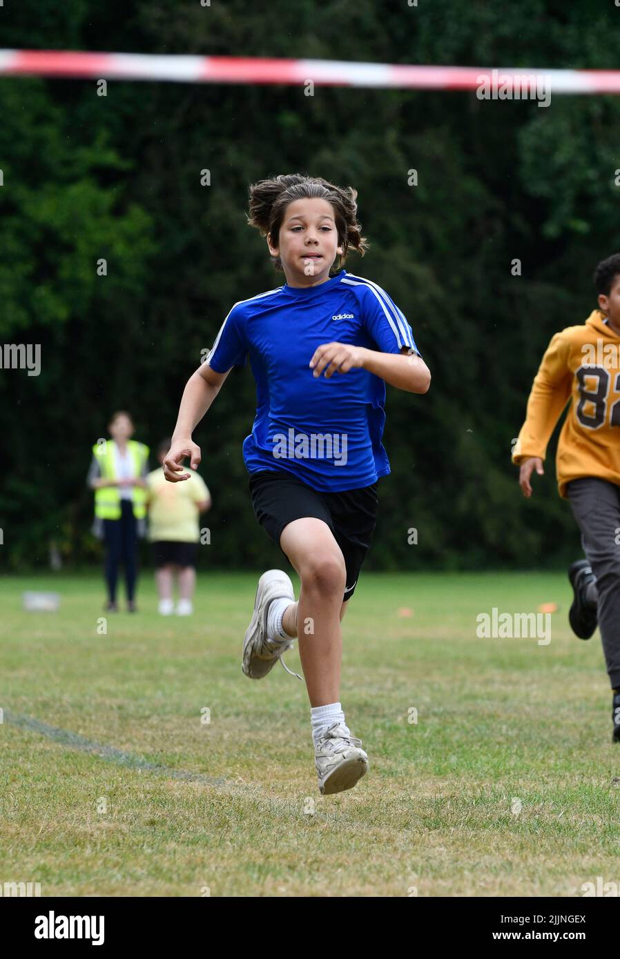 Großbritannien 2022 Junior Grundschule Sport Tag Jungen Rennen laufen Stockfoto