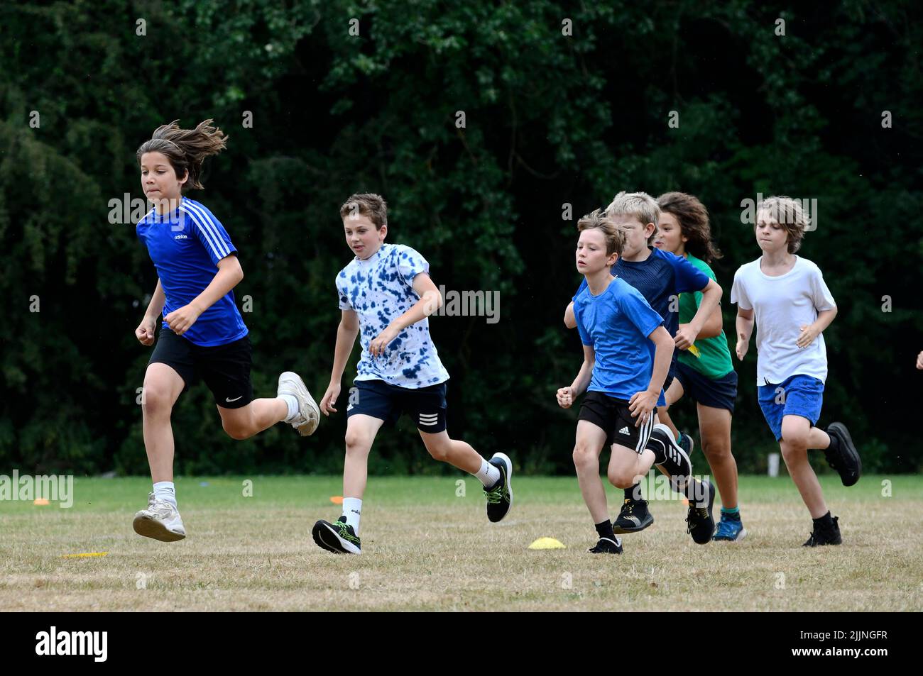Großbritannien 2022 Schulsport Tag Jungen Rennen laufen Stockfoto