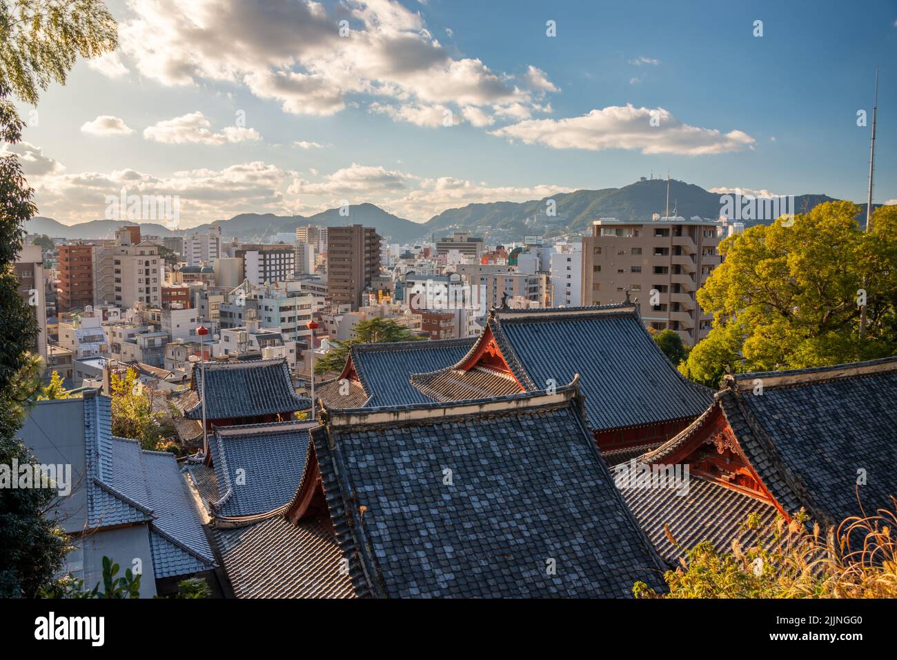 Nagasaki, Skyline von Japan über Tempelgebäuden am Nachmittag. Stockfoto