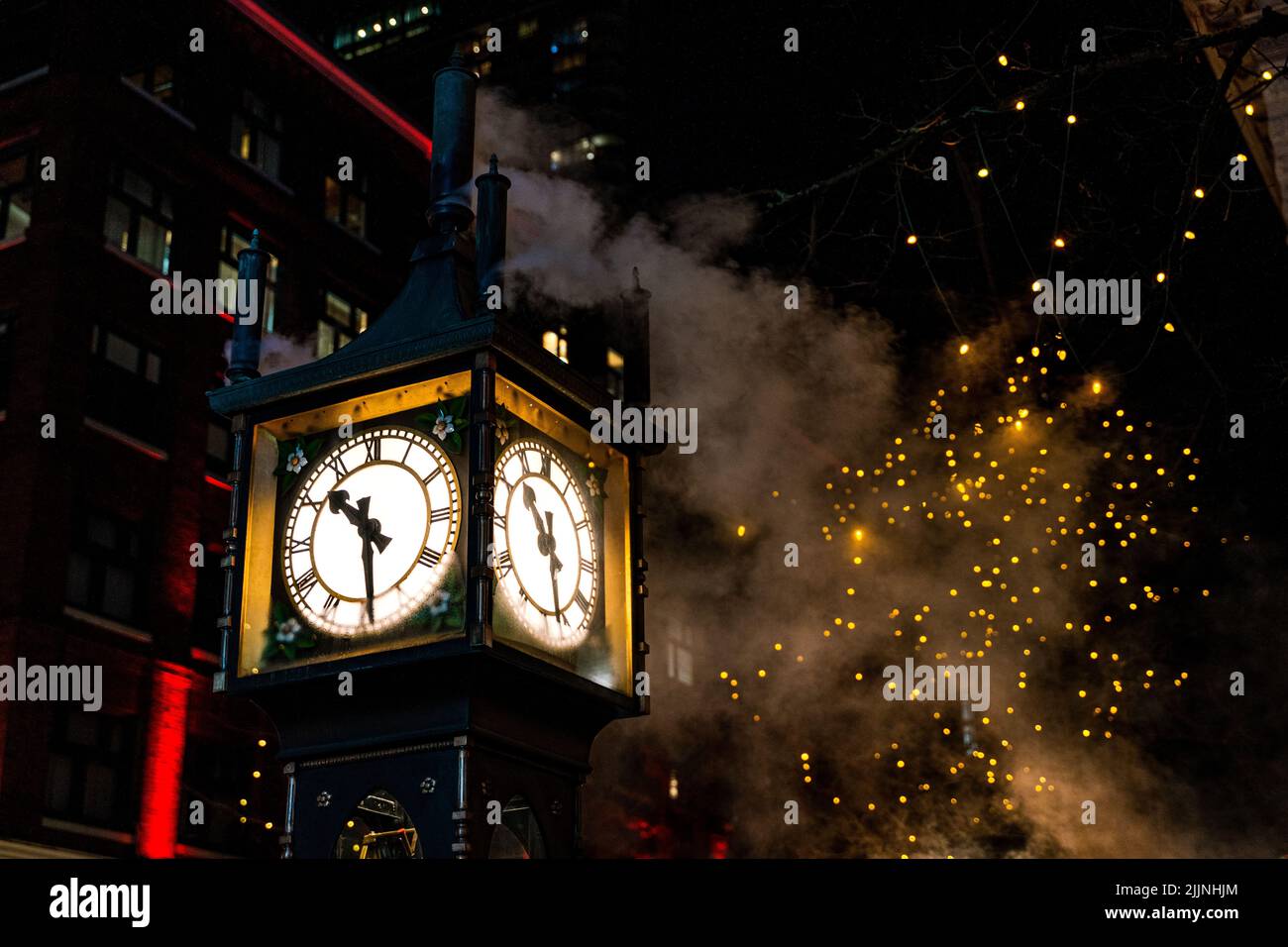 Nahaufnahme einer Uhr in der Straße in Vancouver mit einem Gebäude im Hintergrund Stockfoto