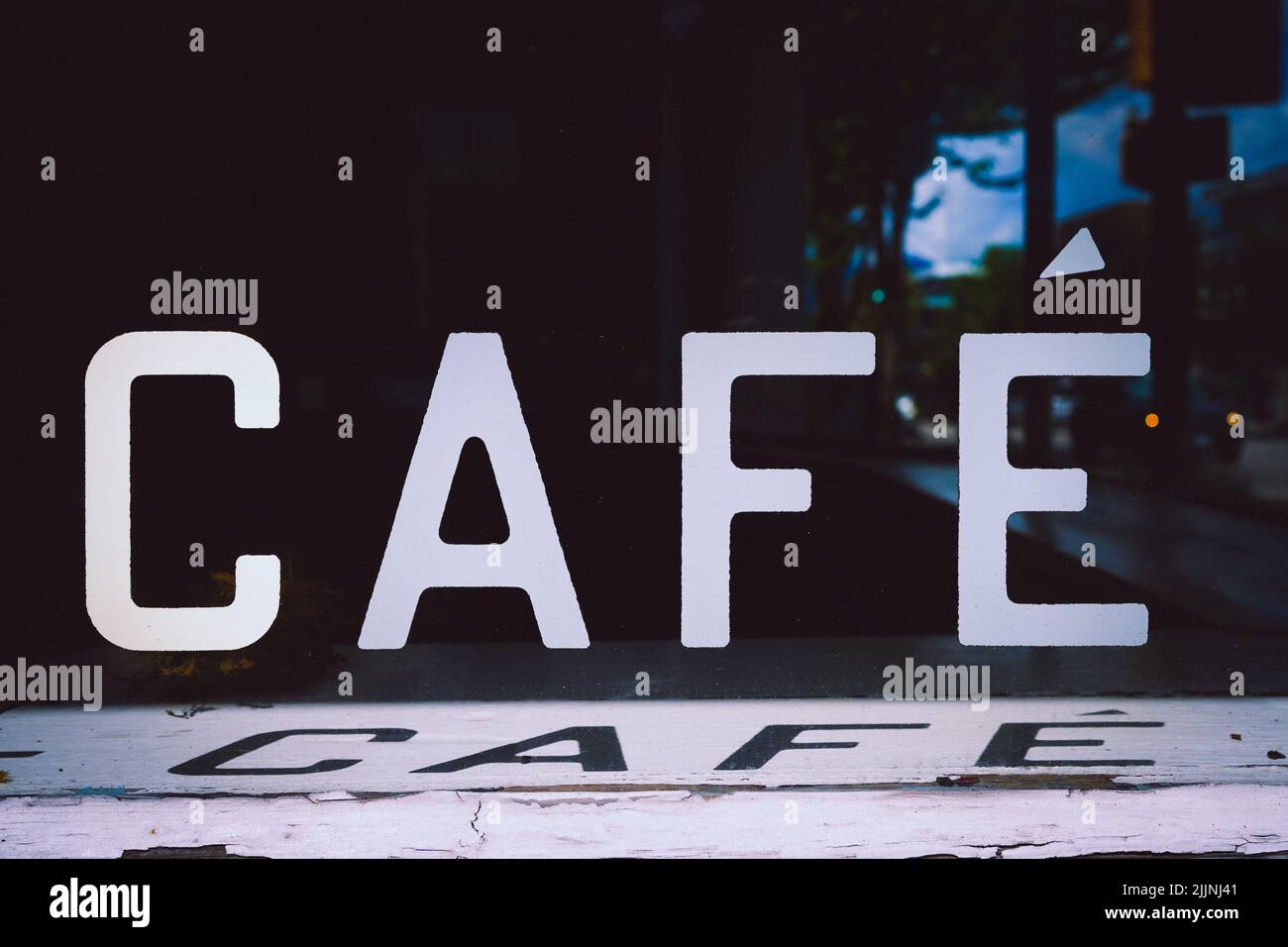 Eine szenische Aufnahme eines Banners 'Cafe' im Dunkeln Stockfoto