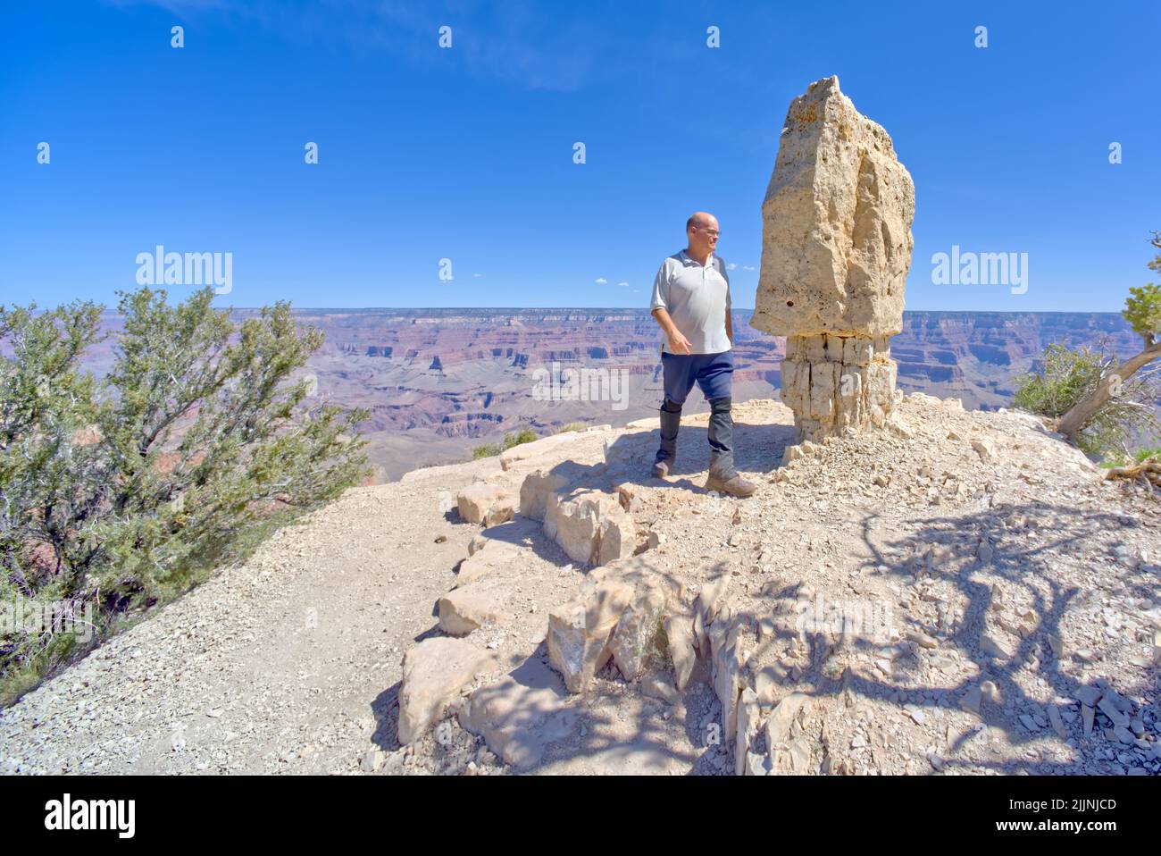 Mann, der am Mushroom Rock, Shoshone Point, Grand Canyon National Park, Arizona, USA, vorbeiläuft Stockfoto