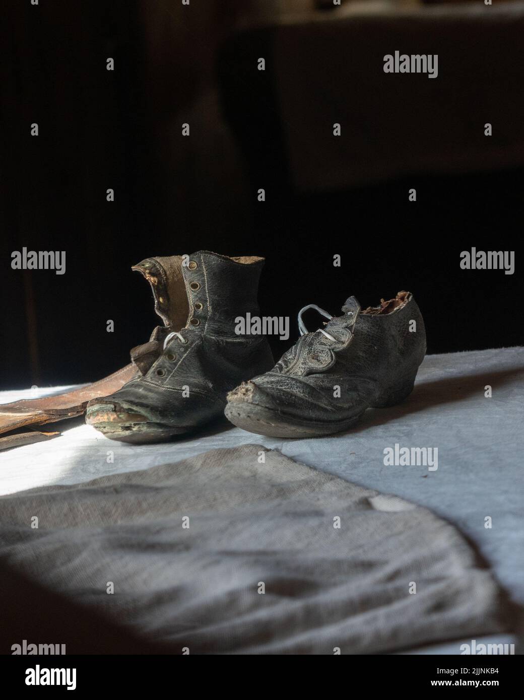 Eine Nahaufnahme eines Paares alter Schuhe auf einem Tuch Stockfoto