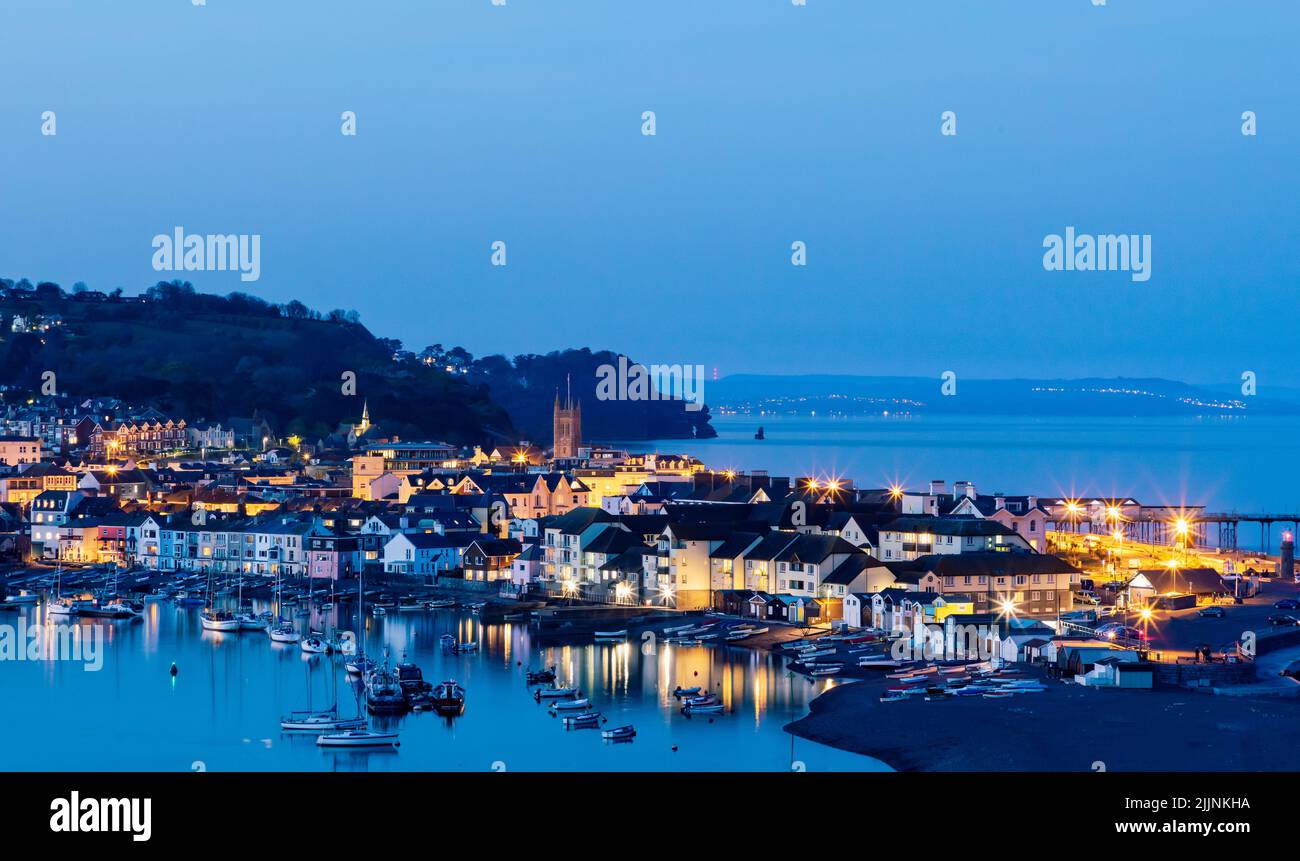 Ein Blick über den Teign River und Teignmouth kleine Küstenstadt mit hellen Gebäuden in England Stockfoto