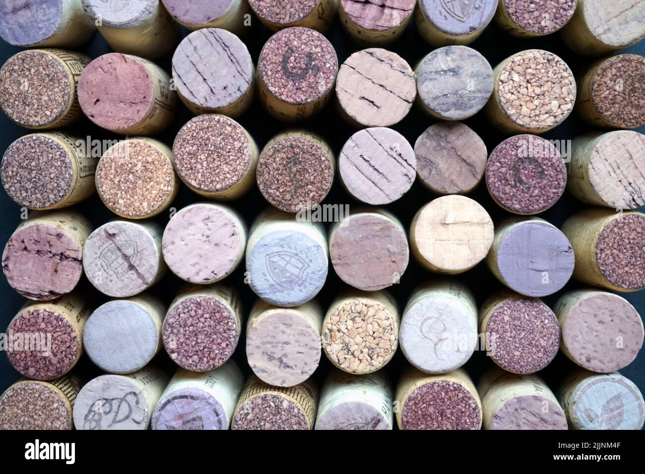 Ein horizontaler Hintergrund von Weinkorken Stockfoto