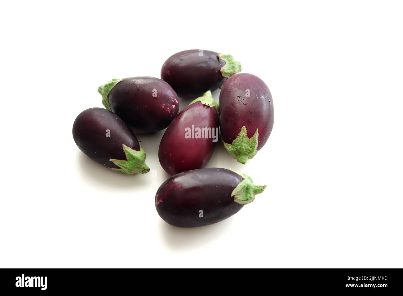 Auberginen auf weißem Hintergrund. Auberginen oder Brinjalen Stockfoto