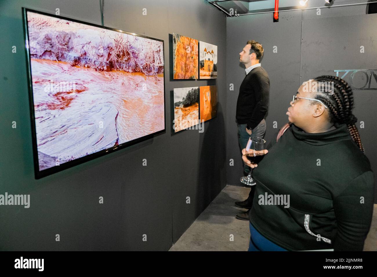 Eine Reihe von Besuchern betrachten Gemälde in einer Kunstgalerie, Johannesburg, Südafrika Stockfoto