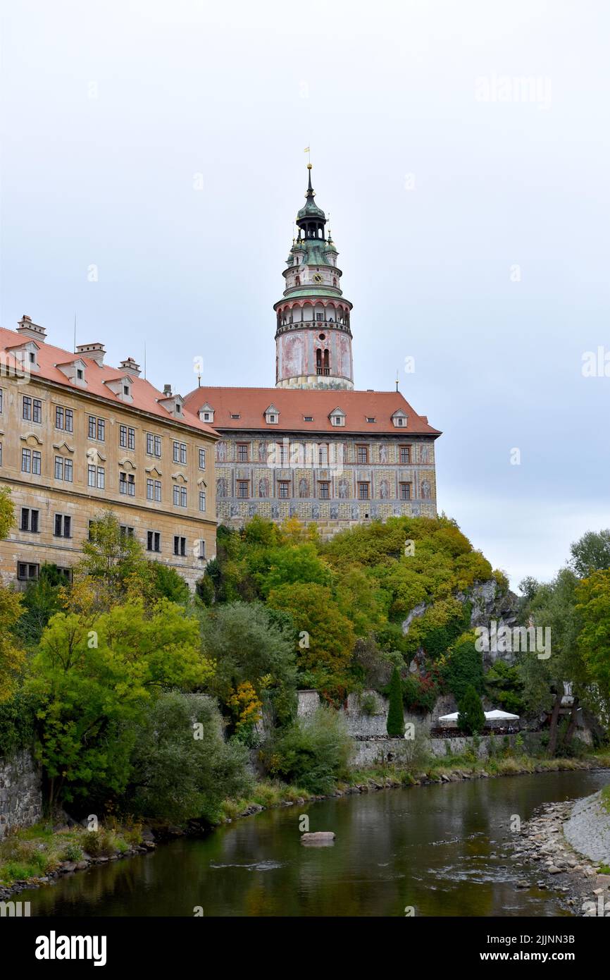 Ein Schloss mit dem berühmten runden Turm in Cesky Krumlov, Tschechien. UNESCO-Weltkulturerbe Stockfoto