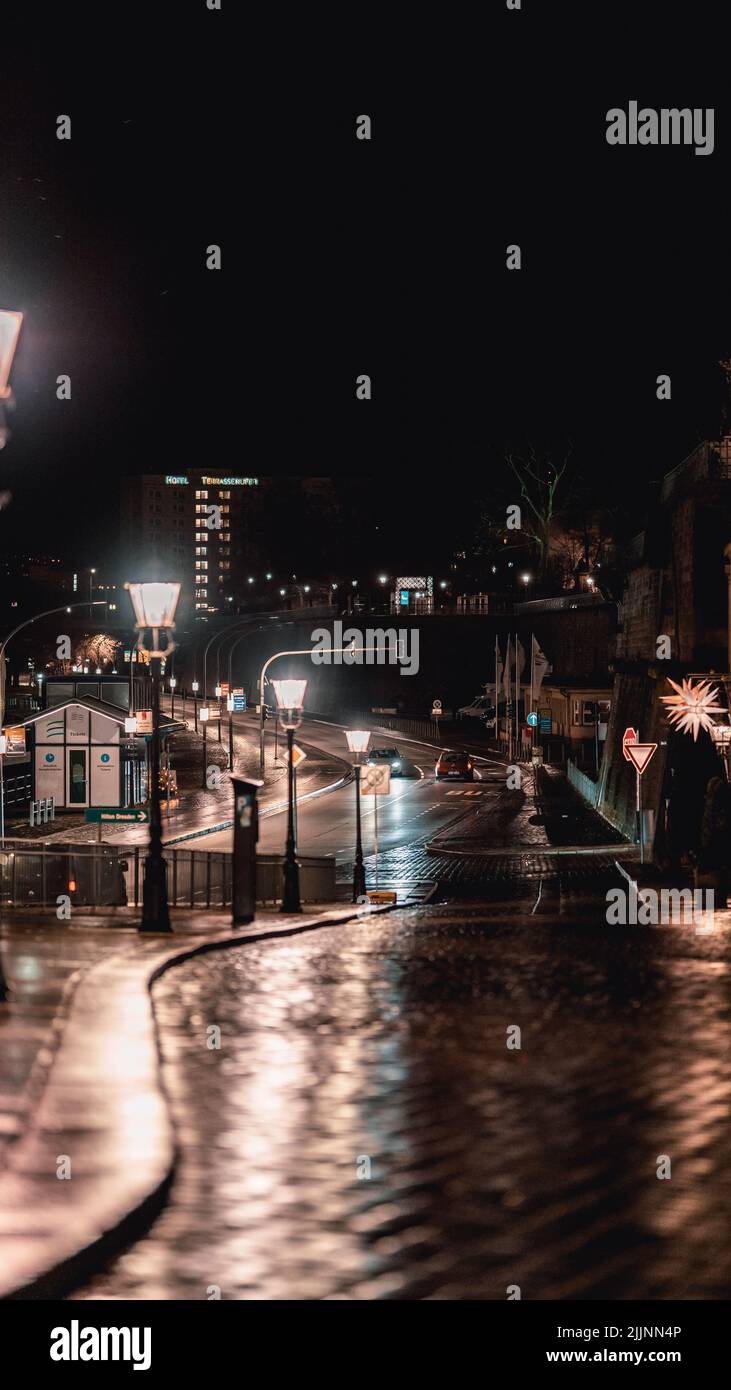 Eine vertikale Aufnahme einer Nachtstraße bei regnerischem Wetter Stockfoto