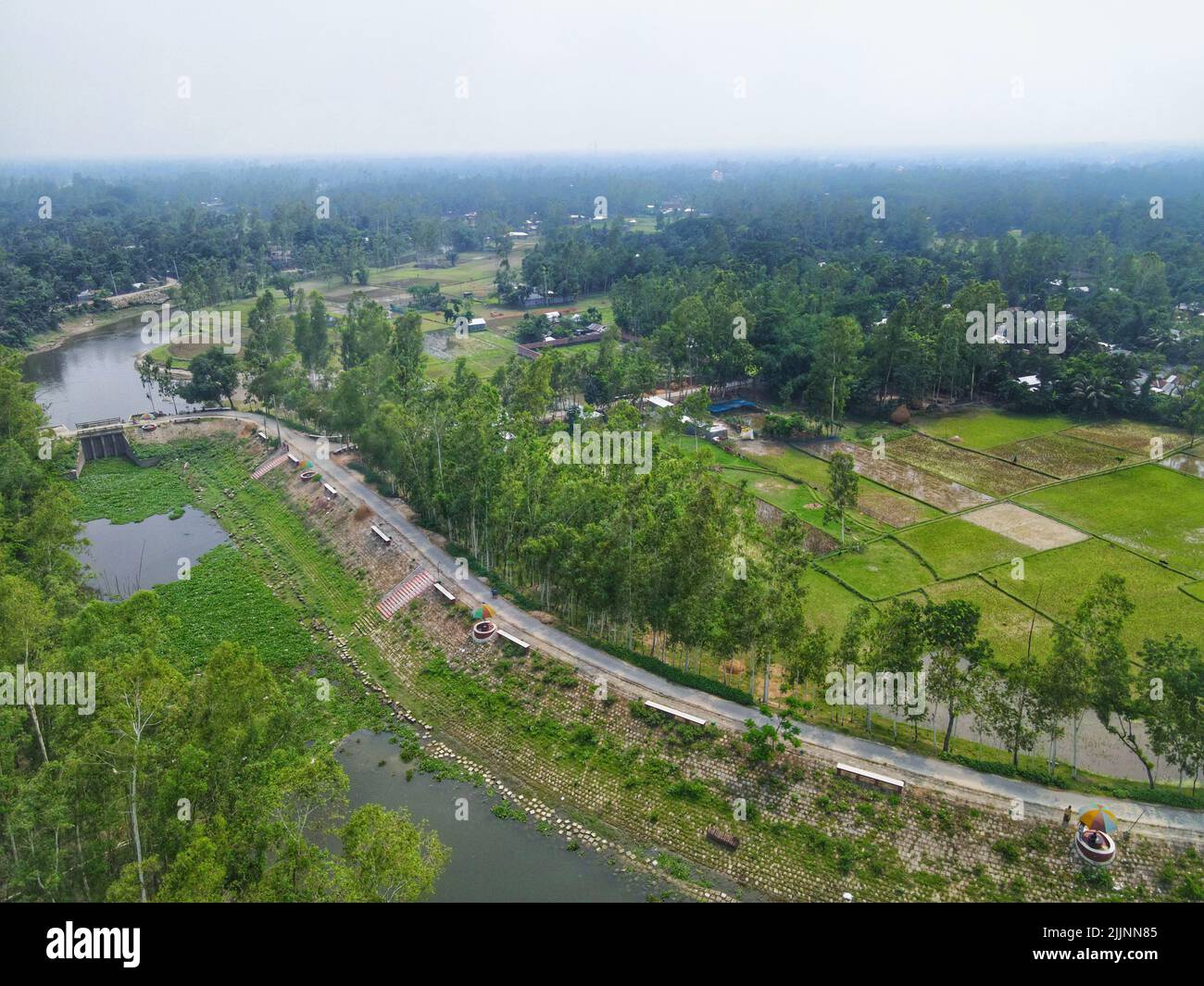Eine Luftaufnahme des fließenden Karnaphuli-Flusses, umgeben von Grüns in Bangladesch Stockfoto