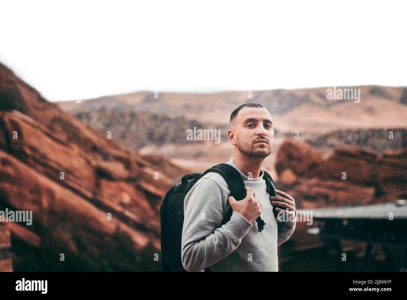 Ein attraktiver Mann beim Wandern im wunderschönen Red Rocks Park und Amphitheater in Colorado, USA Stockfoto