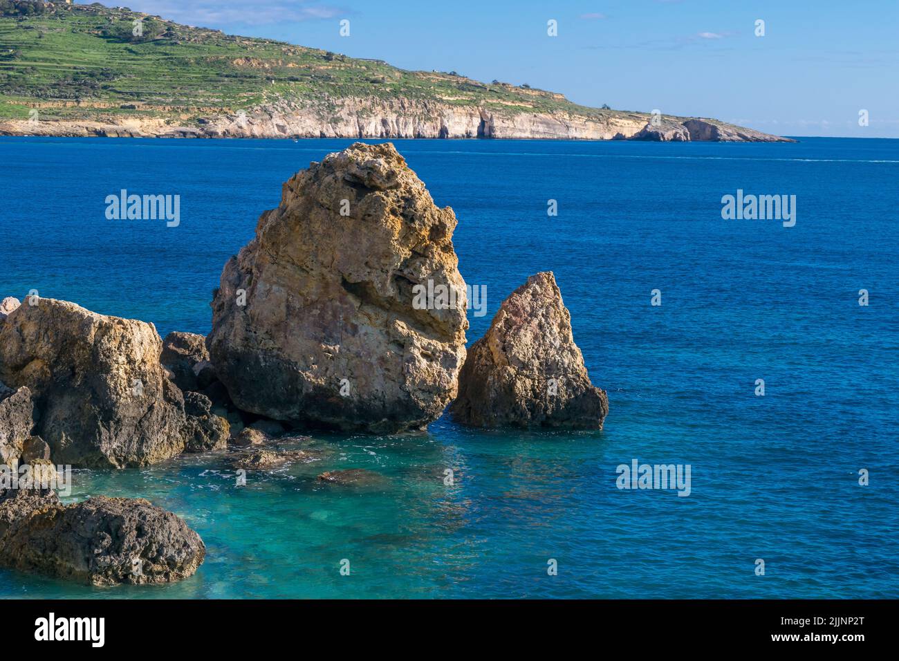 Ein Geröll aus Kalksteinfelsen und -Steinen, die sich entlang der Küste von Gozo, Malta, infolge der Verwitterung und Erosion der Küstenmeeres auftürmten. Stockfoto