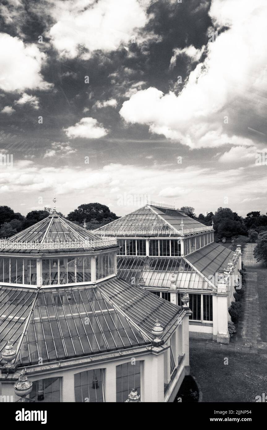 Eine vertikale Aufnahme des Gewächshauses von Kew Gardens Stockfoto