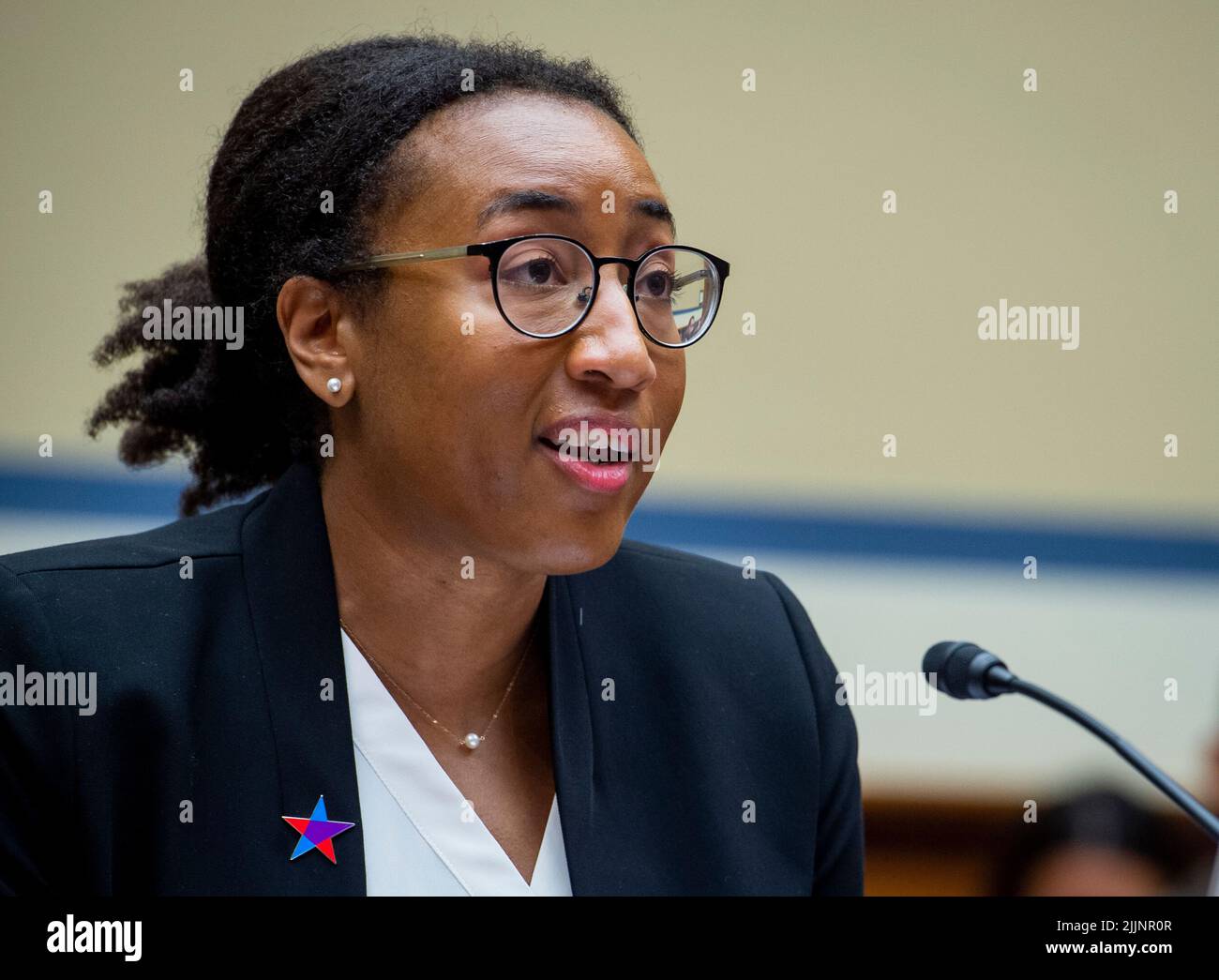 Washington, Vereinigte Staaten. 27.. Juli 2022. Kelly Sampson, Senior Counsel und Director of Racial Justice Brady: United Against Gun Violence, erscheint vor einem Ausschuss für Aufsicht und Reform Hearing âExamining The Practices and Profits of Gun Manufacturersâ im Rayburn House Office Building in Washington, DC, 27. Juli 2022. Kredit: Rod Lampey/CNP/dpa/Alamy Live Nachrichten Stockfoto