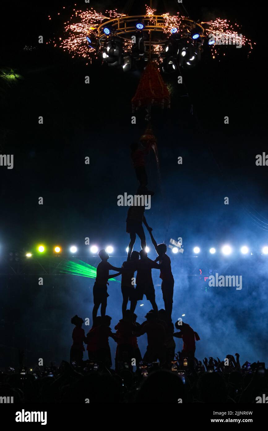 Eine vertikale Aufnahme einer Laserlichtshow während des indischen Festivals von Dahi Handi, Pune, Maharastra Stockfoto