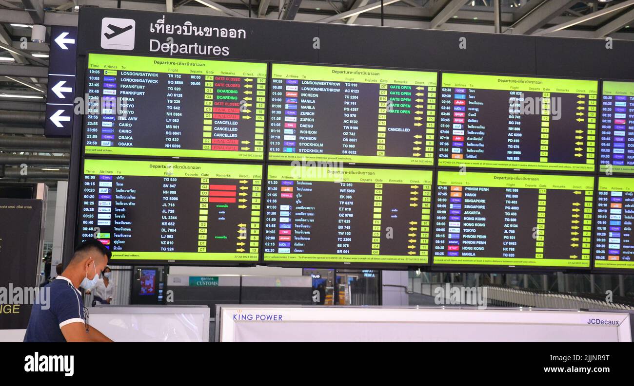 Ein männlicher Passagier befindet sich auf der linken Seite einer Abflugskarte am internationalen Flughafen New Bangkok oder am Flughafen Suvarnabhumi in Bangkok, Thailand, Asien, da der Tourismus und das internationale Reisen nach der schlimmsten globalen Covid-Krise von 19 allmählich wieder normal werden. Stockfoto
