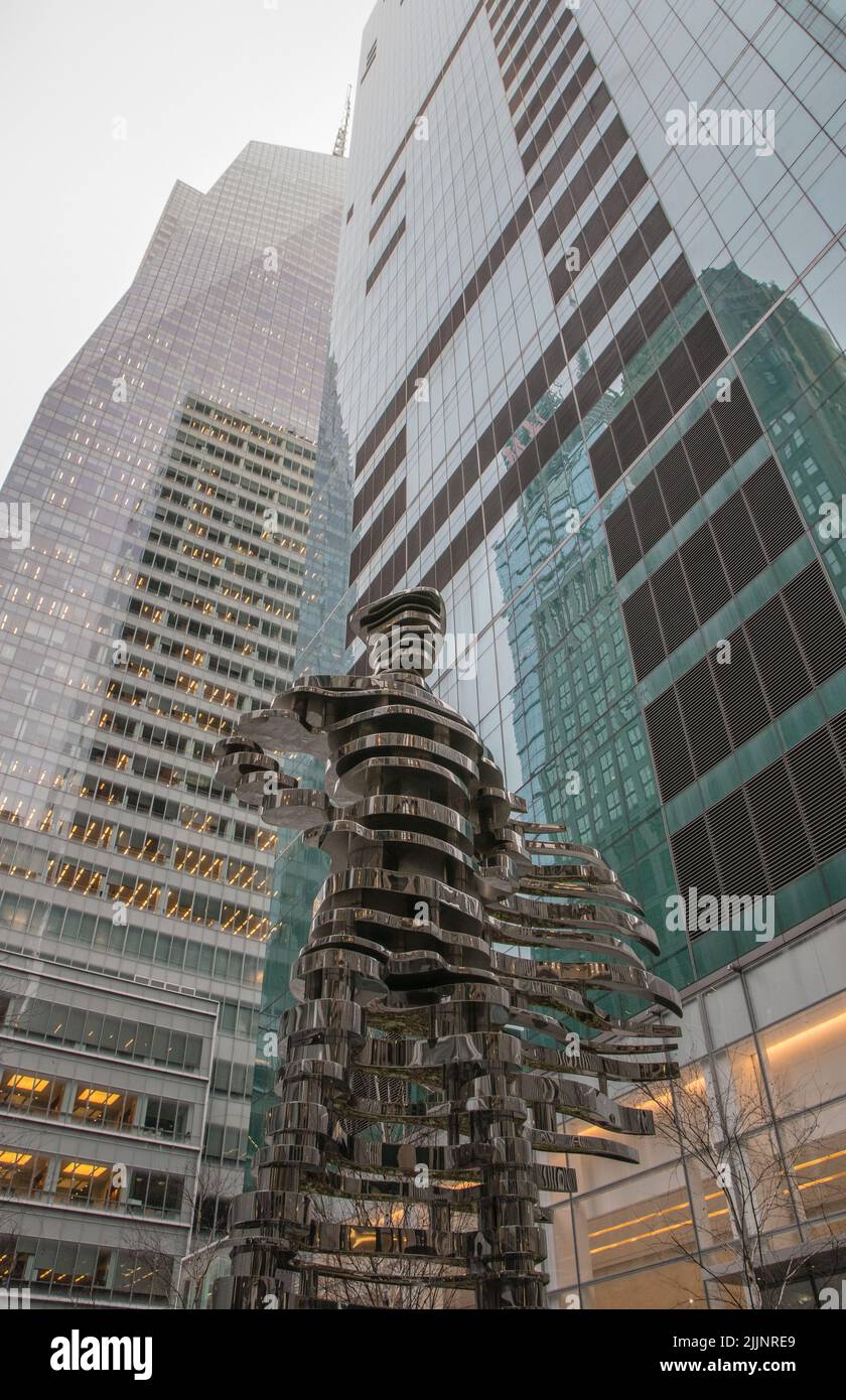 Eine vertikale Aufnahme der Guardians-Skulptur in einem niedrigen Winkel von Wolkenkratzern, New York City, New York, USA Stockfoto