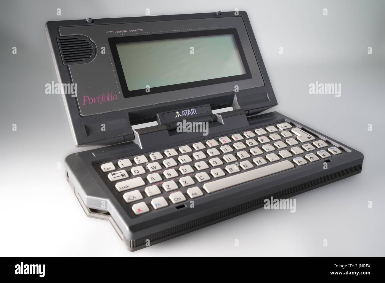 Nahaufnahme eines Atari Portfolio PDA oder Palmtop isoliert auf weißem Hintergrund in London, Großbritannien Stockfoto