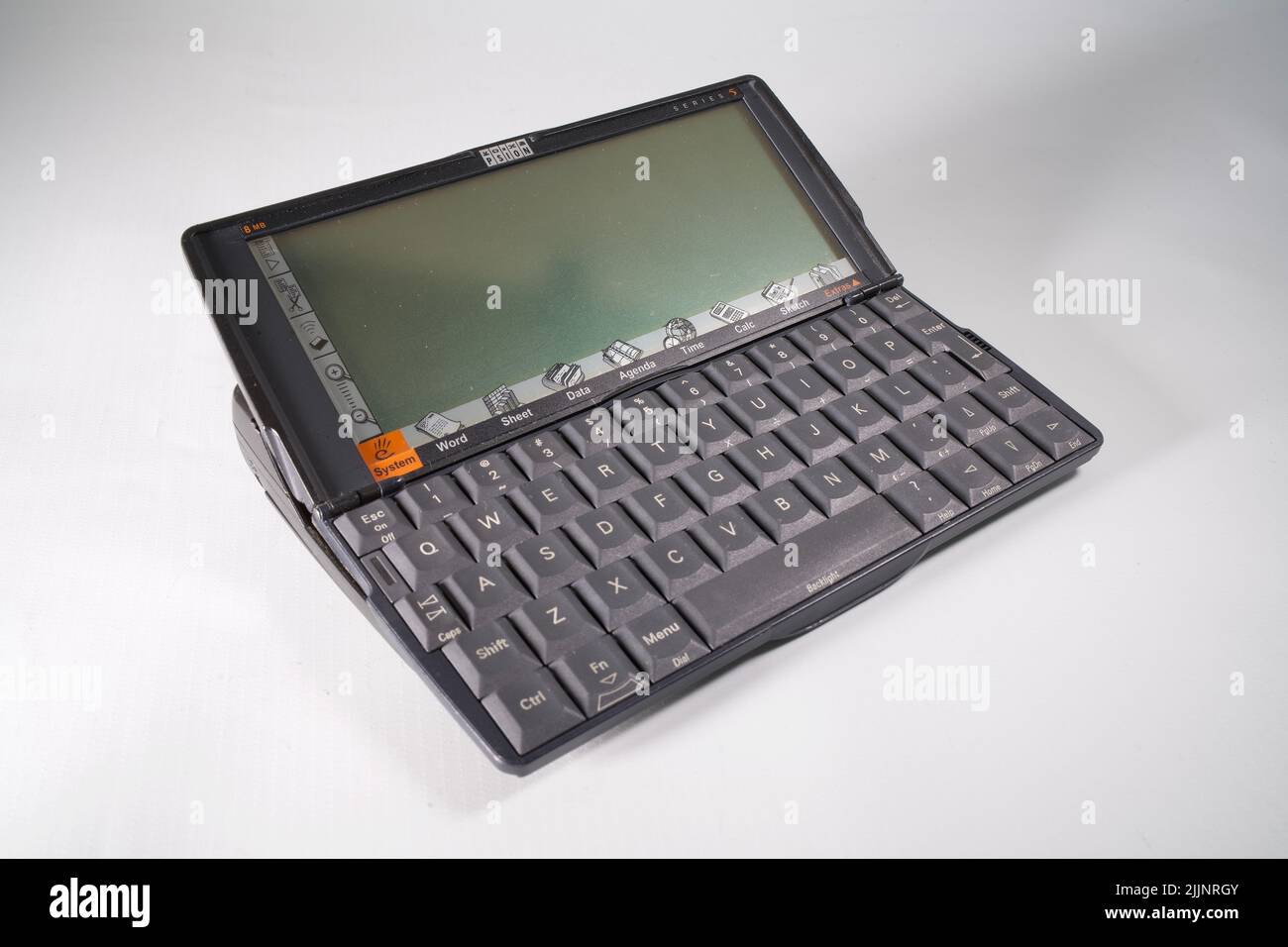 Nahaufnahme eines Psion 5a PDA oder Palmtop auf weißem Hintergrund in London, Großbritannien Stockfoto